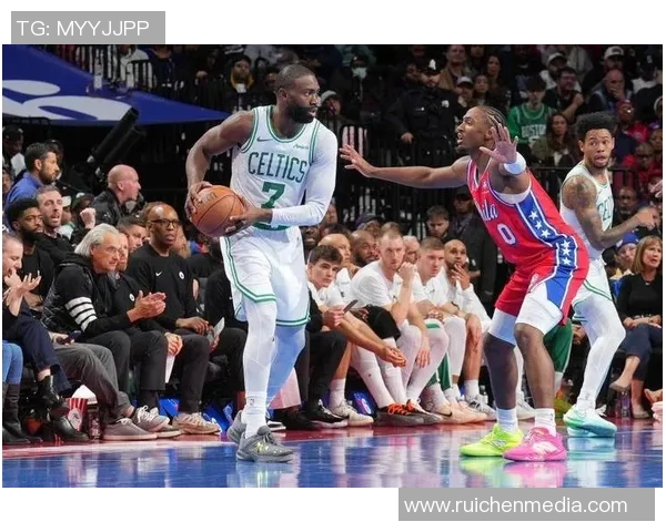 费城76人队乔尔·恩比德因右膝外侧副韧带扭伤缺席凯尔特人比赛，保罗·里德顶替首发